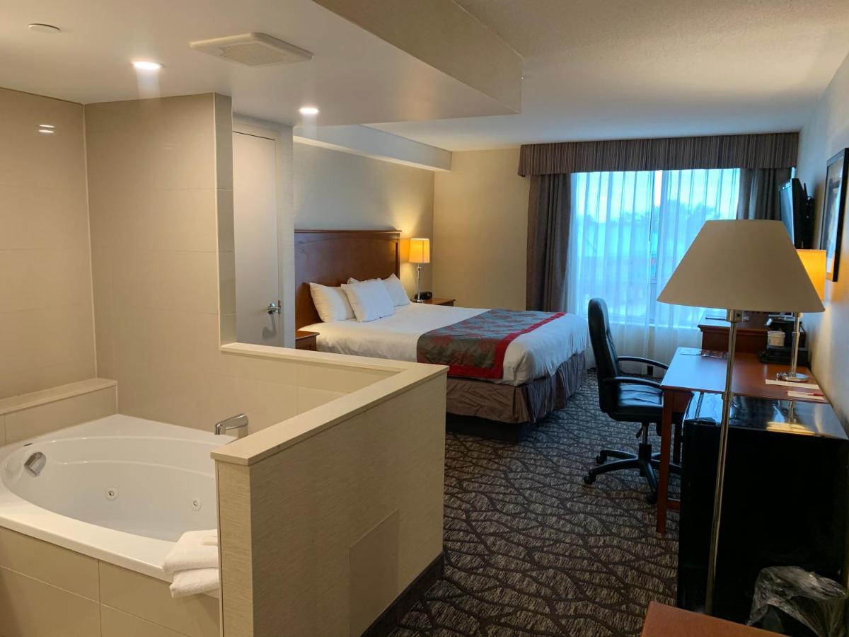 Ramada By Wyndham Niagara Falls By The River מראה חיצוני תמונה