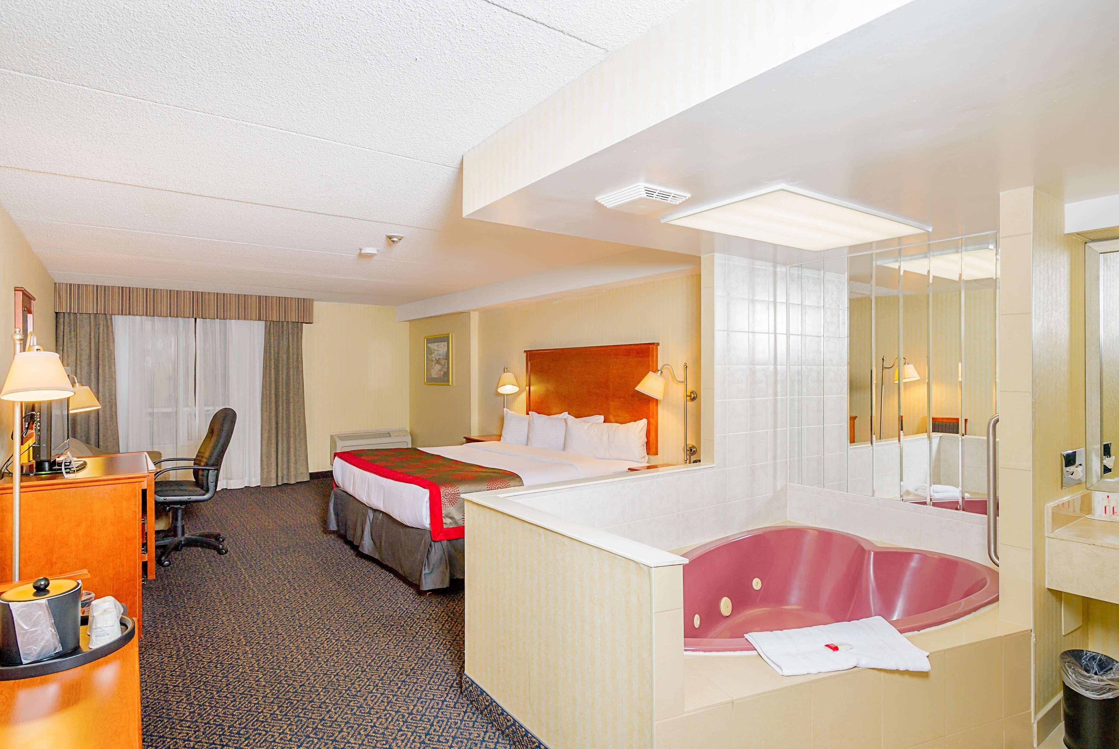 Ramada By Wyndham Niagara Falls By The River מראה חיצוני תמונה