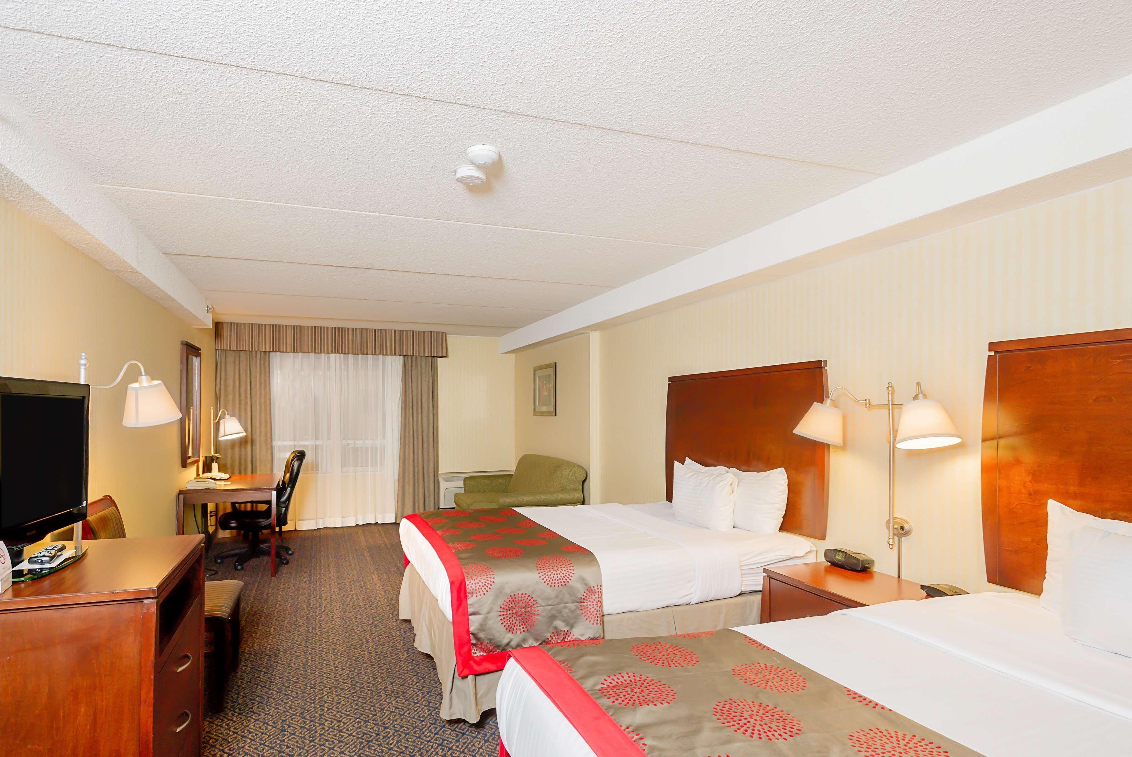 Ramada By Wyndham Niagara Falls By The River מראה חיצוני תמונה