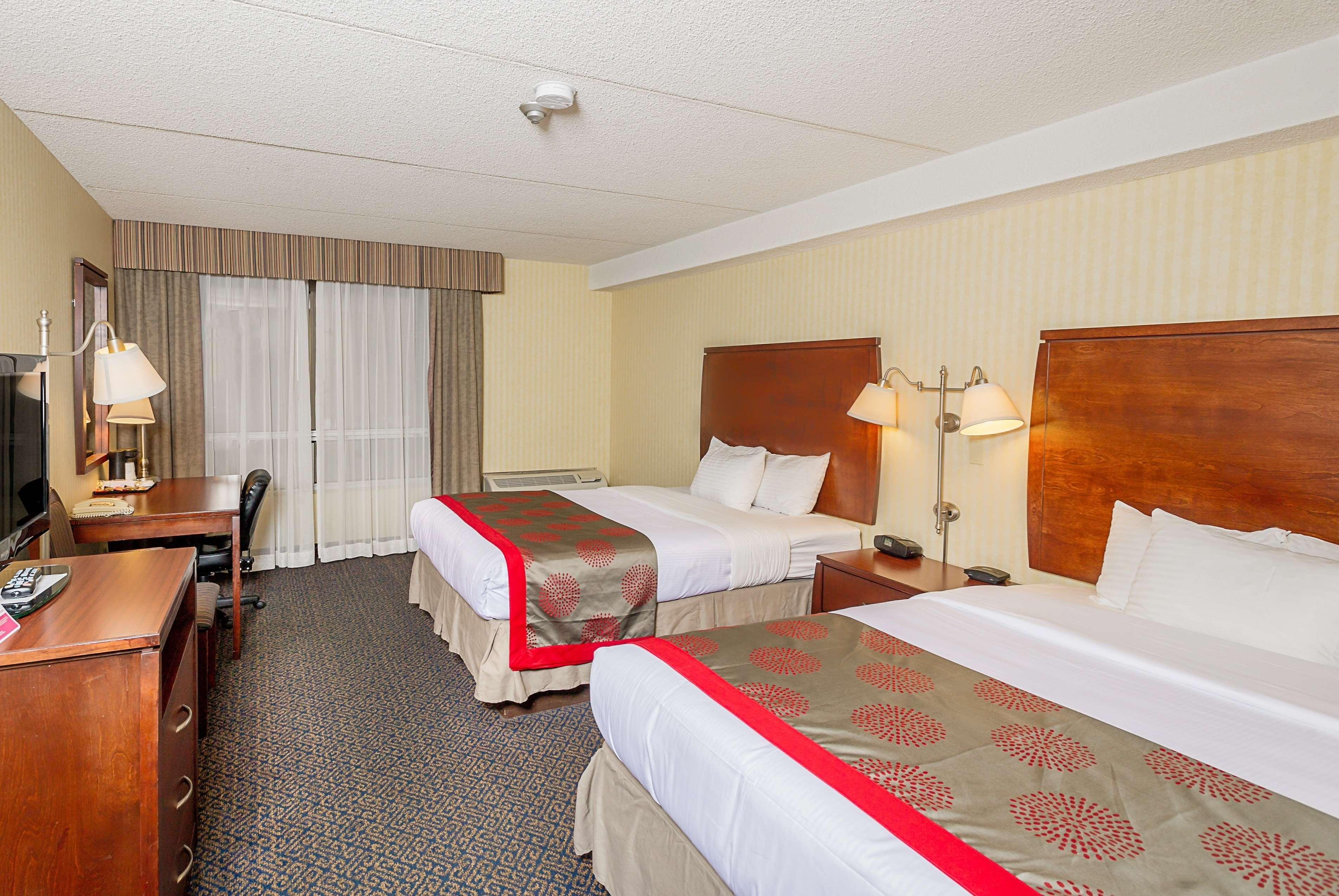 Ramada By Wyndham Niagara Falls By The River מראה חיצוני תמונה