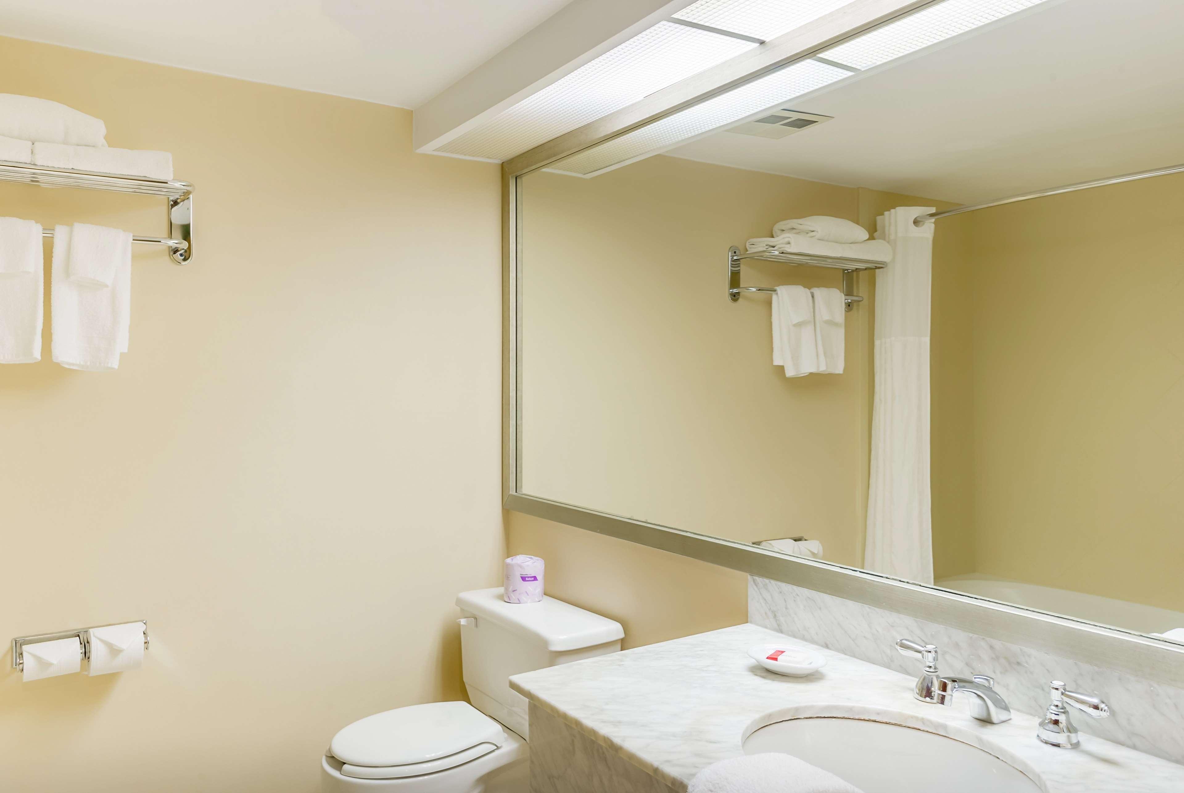Ramada By Wyndham Niagara Falls By The River מראה חיצוני תמונה