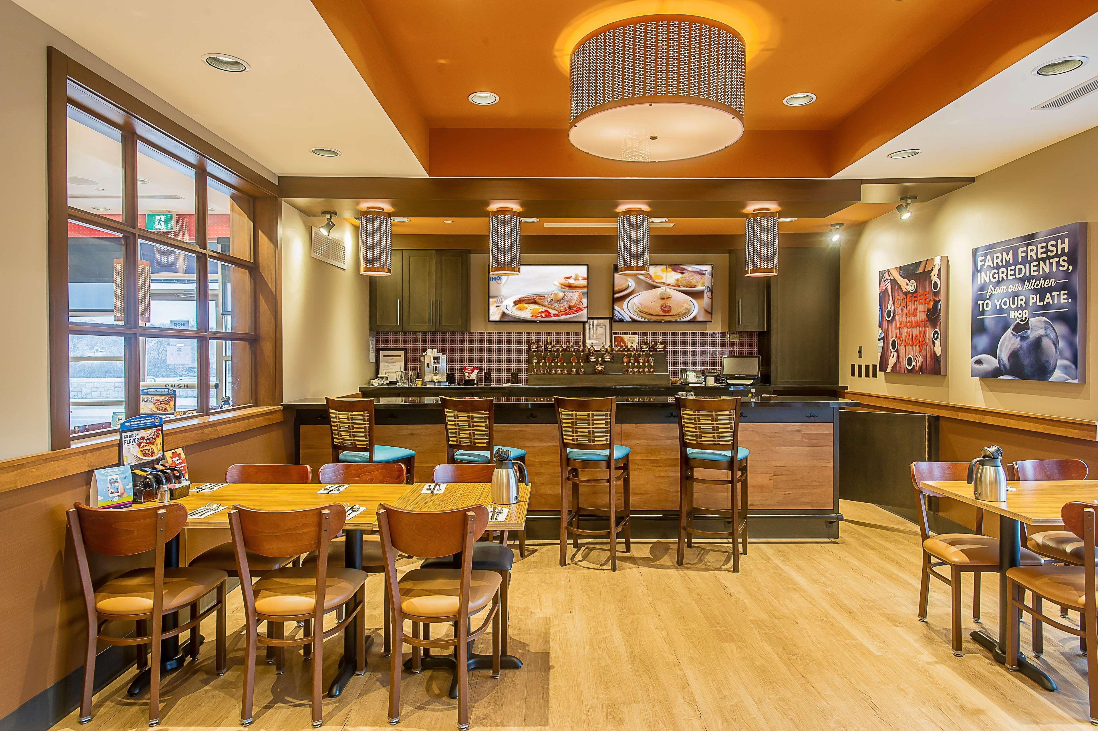 Ramada By Wyndham Niagara Falls By The River מראה חיצוני תמונה
