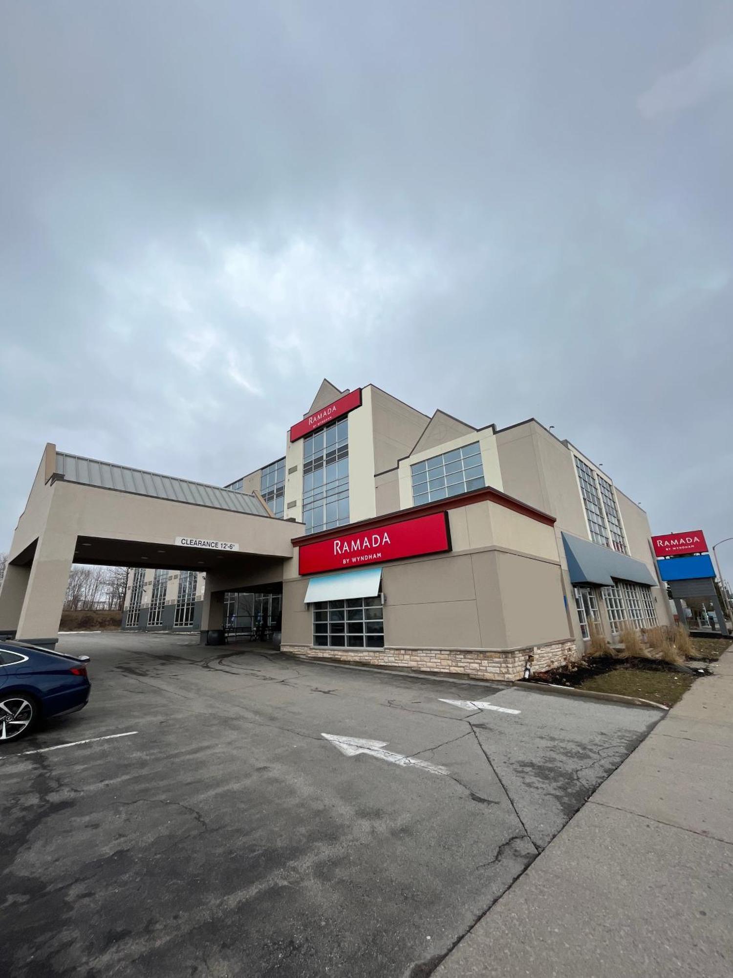 Ramada By Wyndham Niagara Falls By The River מראה חיצוני תמונה