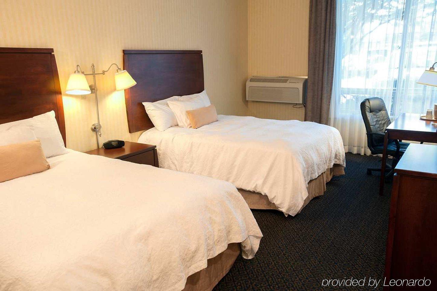 Ramada By Wyndham Niagara Falls By The River מראה חיצוני תמונה