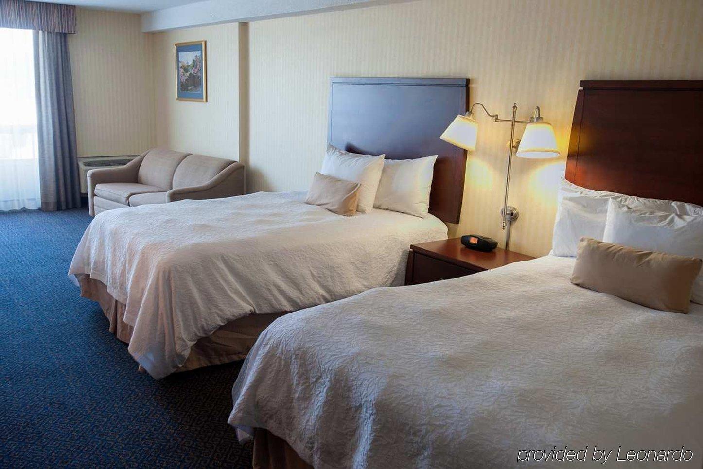 Ramada By Wyndham Niagara Falls By The River מראה חיצוני תמונה