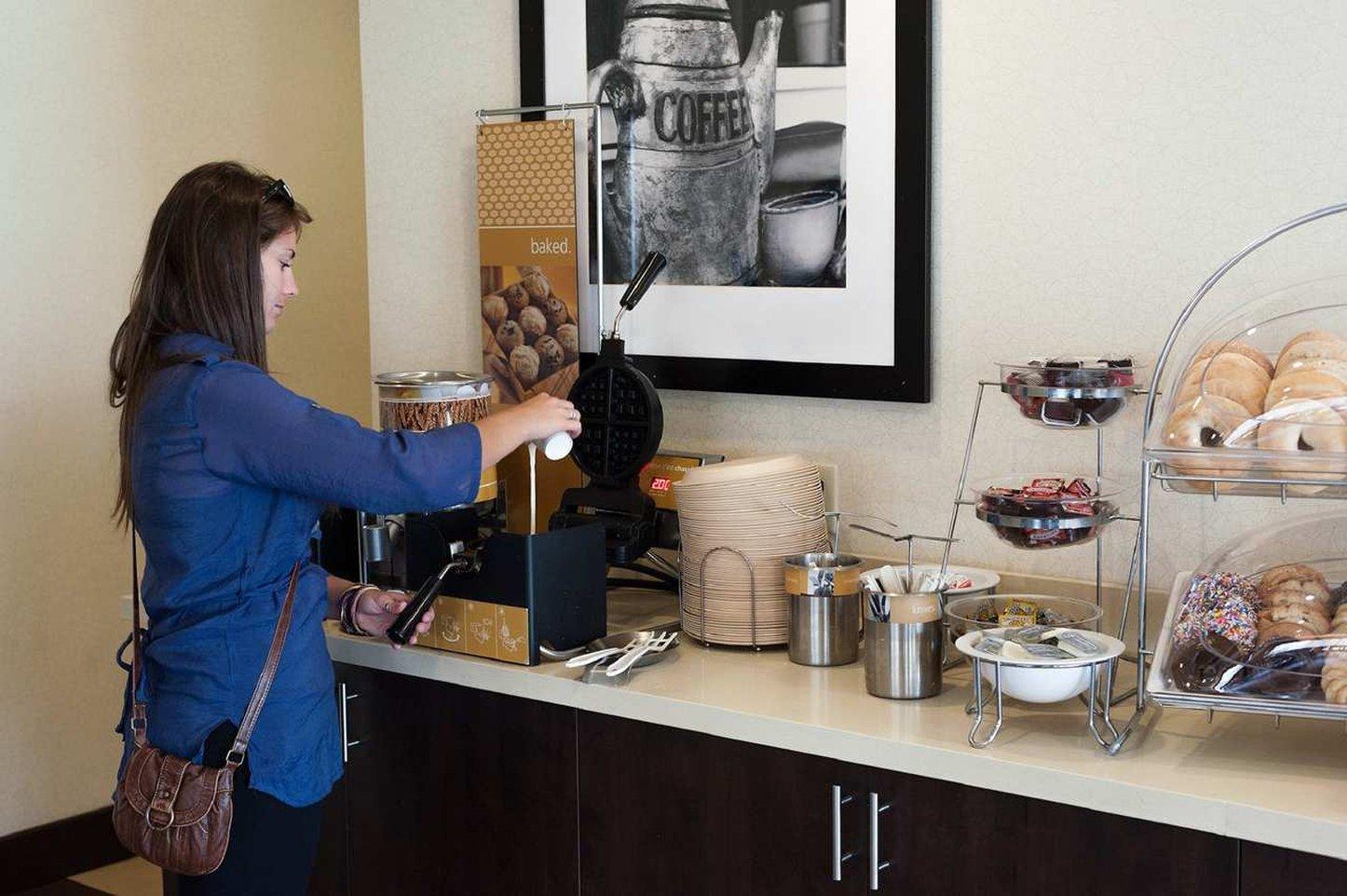 Ramada By Wyndham Niagara Falls By The River מראה חיצוני תמונה