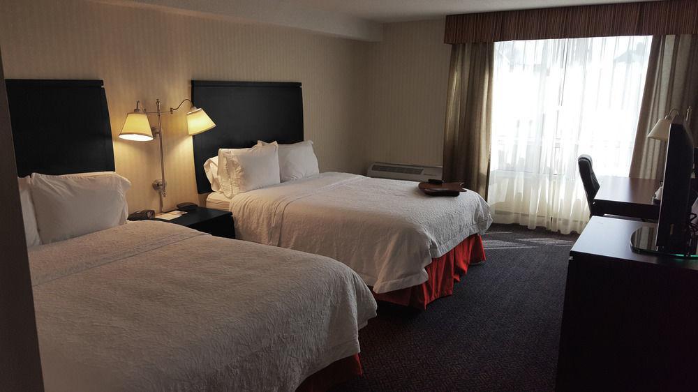 Ramada By Wyndham Niagara Falls By The River מראה חיצוני תמונה