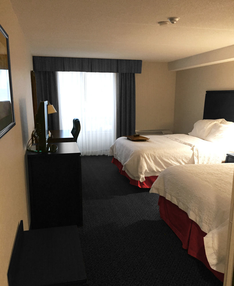 Ramada By Wyndham Niagara Falls By The River מראה חיצוני תמונה