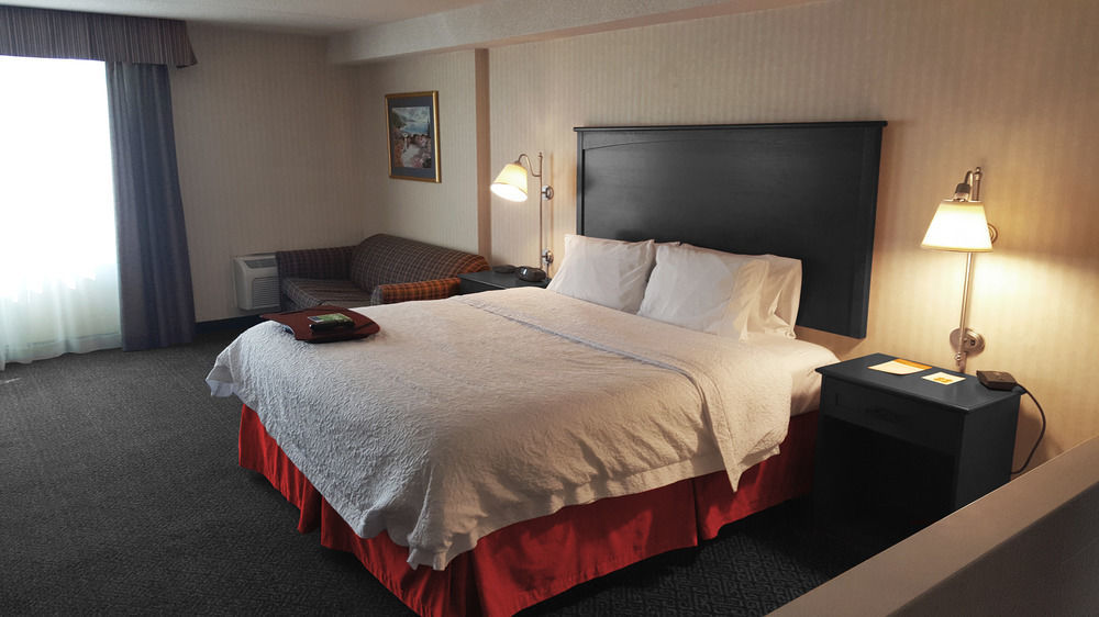 Ramada By Wyndham Niagara Falls By The River מראה חיצוני תמונה