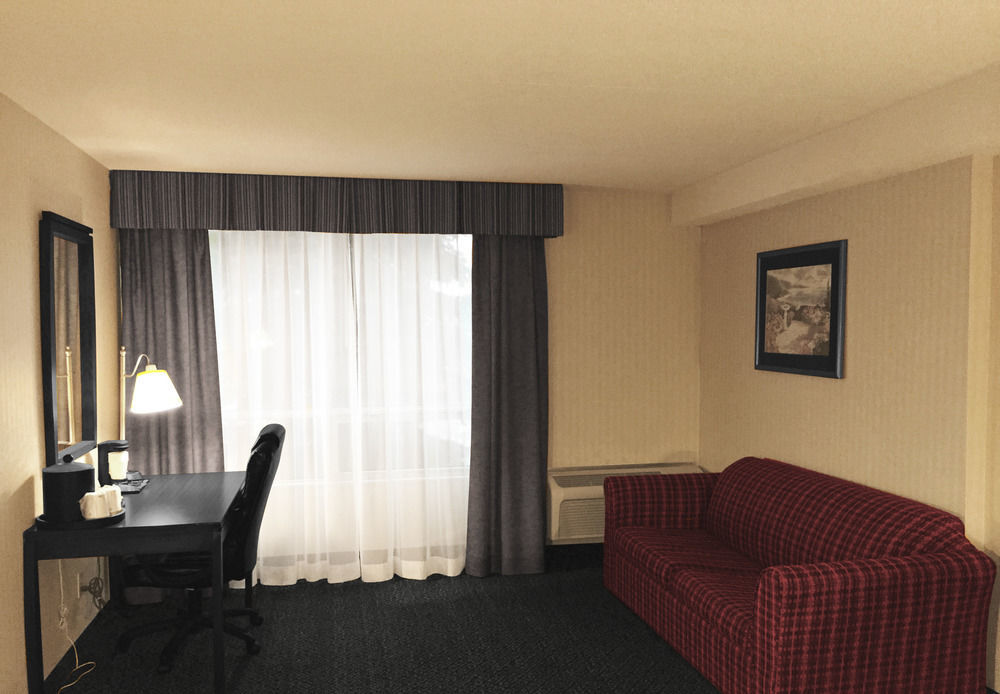 Ramada By Wyndham Niagara Falls By The River מראה חיצוני תמונה
