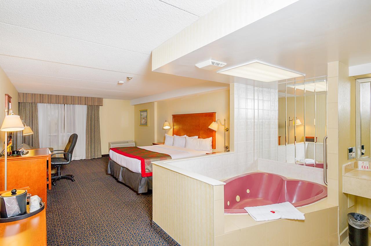Ramada By Wyndham Niagara Falls By The River מראה חיצוני תמונה