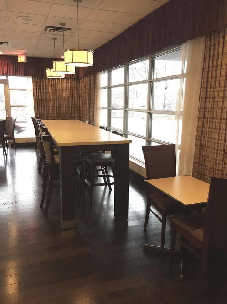 Ramada By Wyndham Niagara Falls By The River מראה חיצוני תמונה