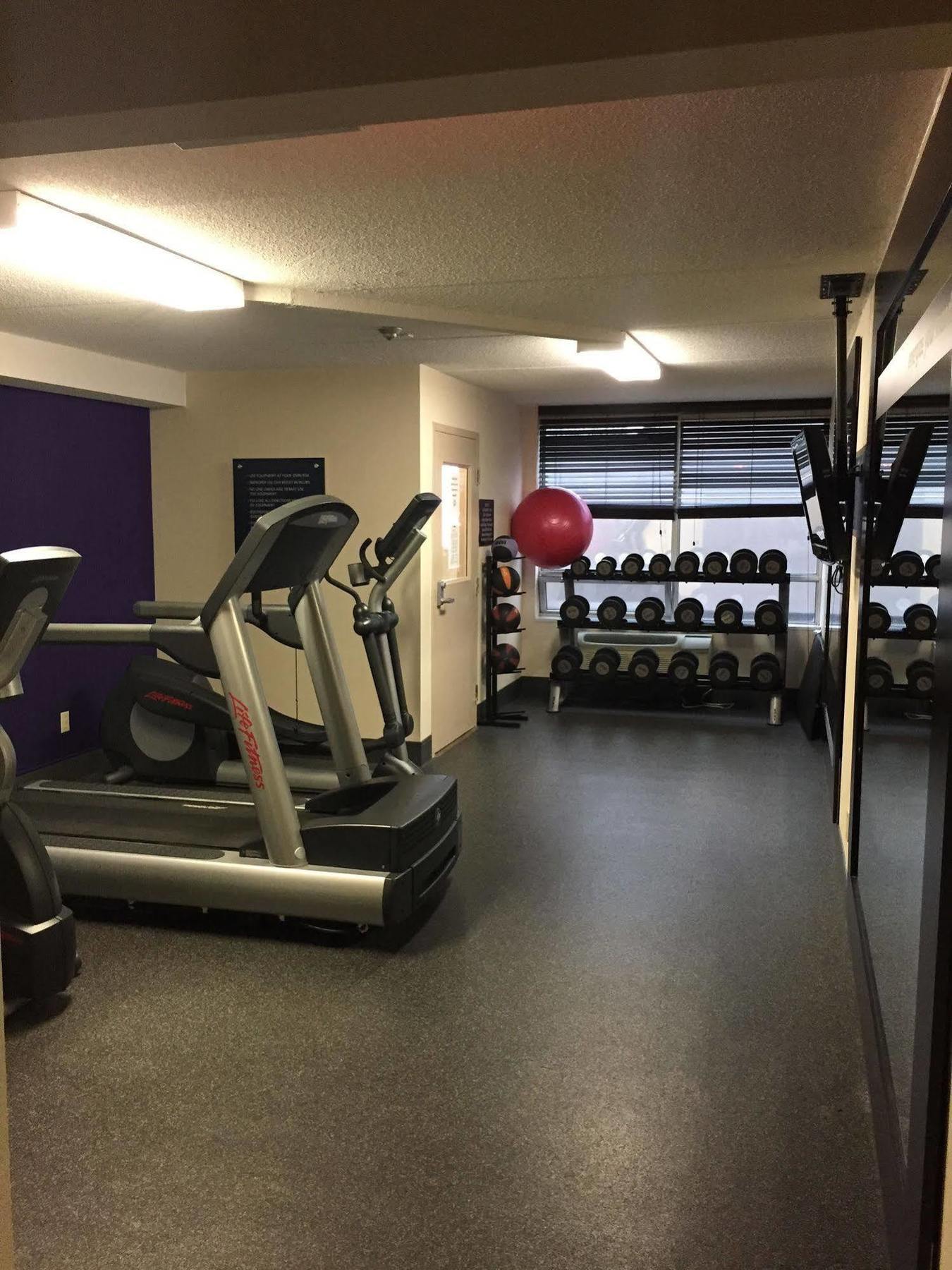 Ramada By Wyndham Niagara Falls By The River מראה חיצוני תמונה