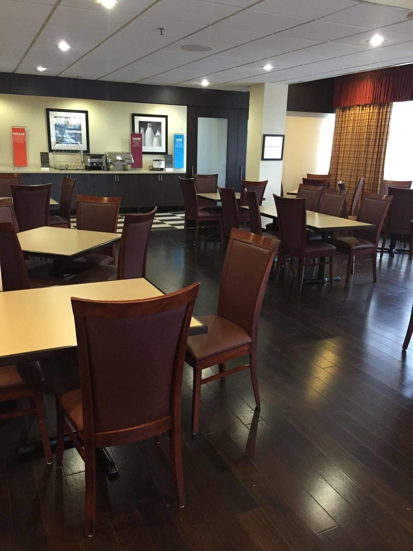 Ramada By Wyndham Niagara Falls By The River מראה חיצוני תמונה