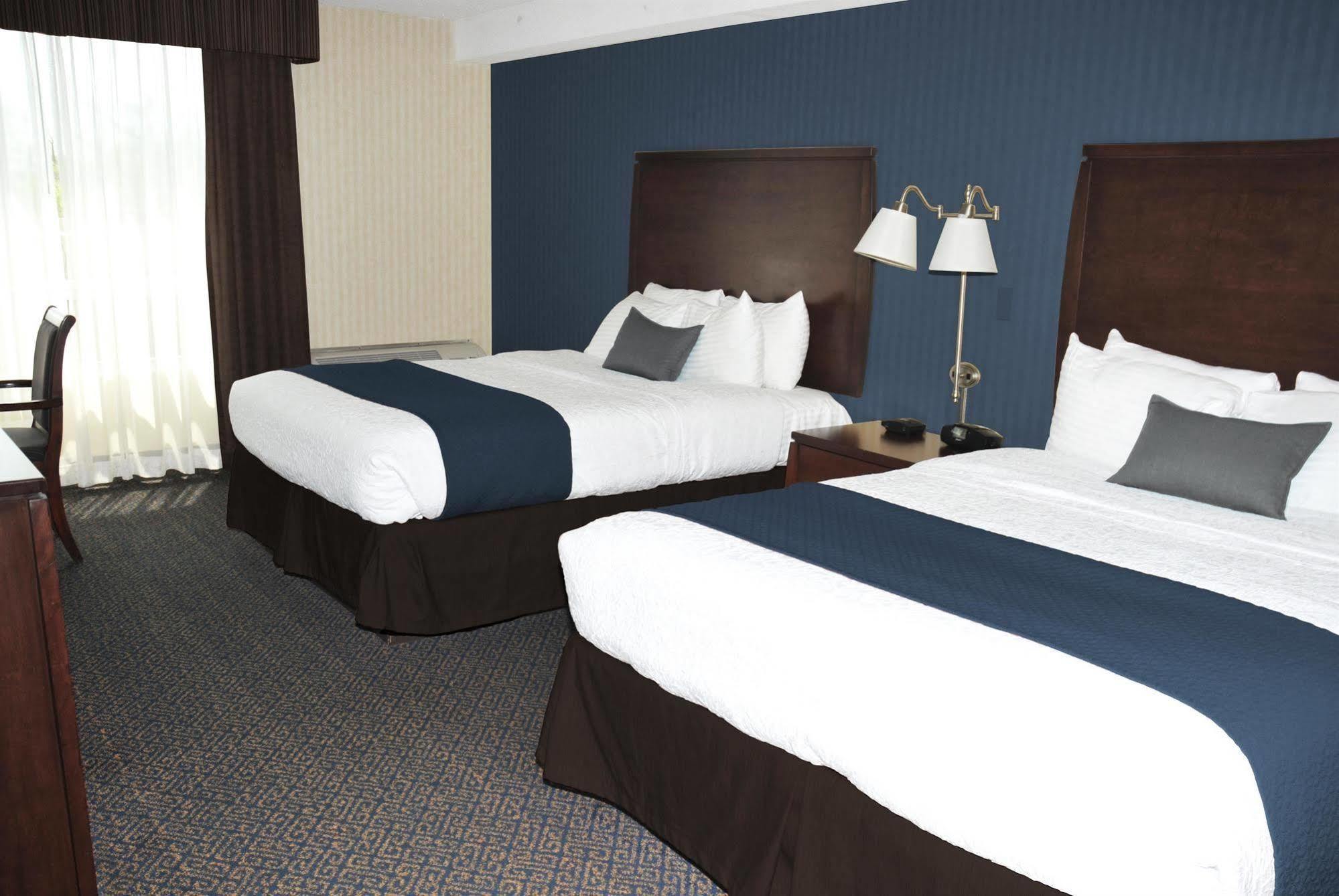 Ramada By Wyndham Niagara Falls By The River מראה חיצוני תמונה