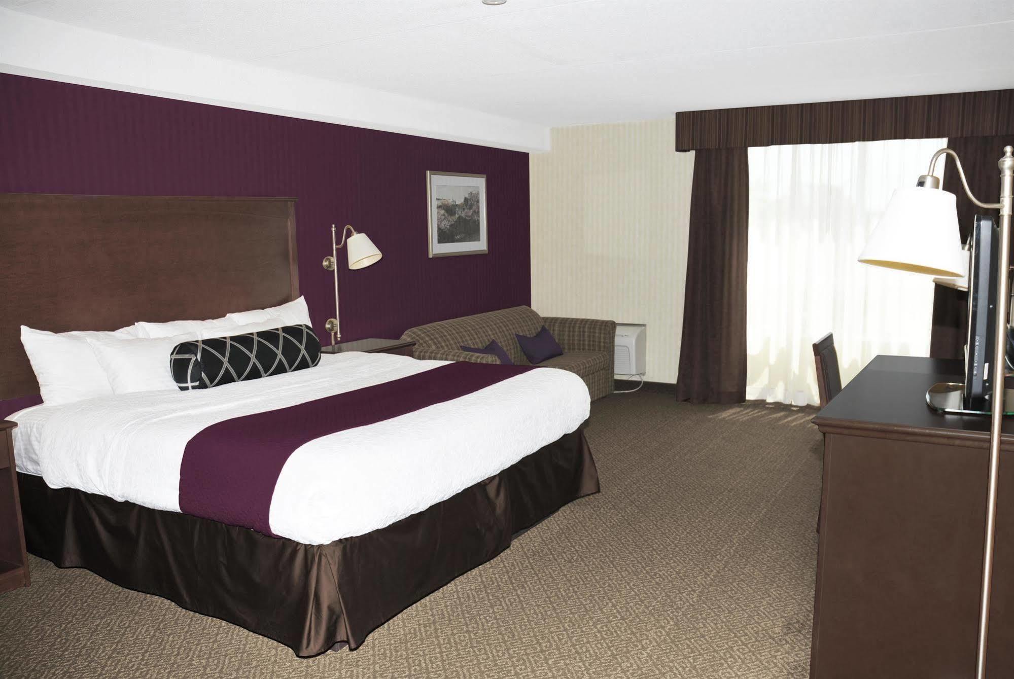 Ramada By Wyndham Niagara Falls By The River מראה חיצוני תמונה